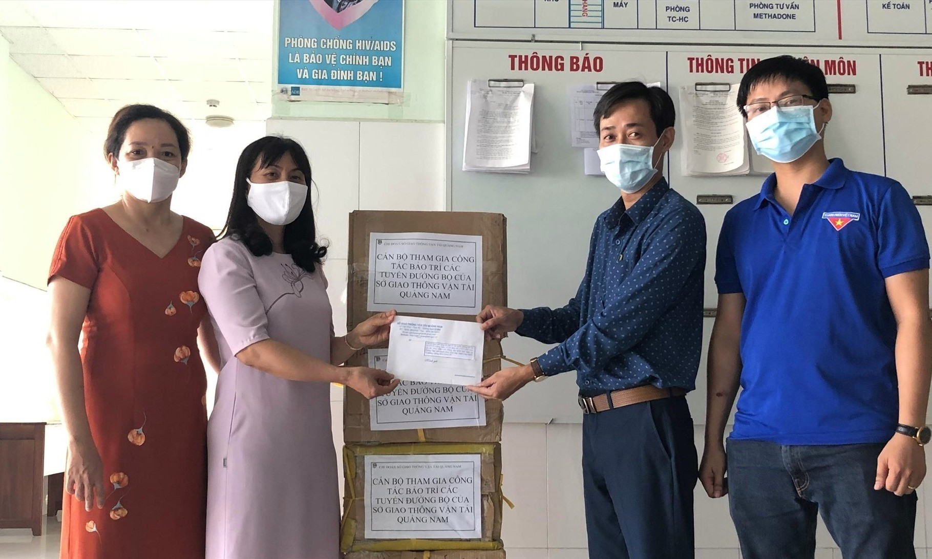 Chi đoàn Sở Giao thông vận tải tỉnh tặng quà cho CDC Quảng Nam. Ảnh: L.C