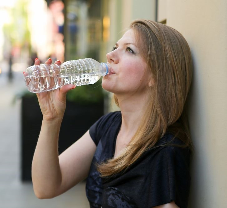 Các chuyên gia khuyến nghị rằng bạn nên uống một cốc nước ngay khi đau đầu và uống tiếp một cốc nữa sau đó 2 tiếng. Mẹo nhỏ này sẽ giúp bạn giảm đau nửa đầu hiệu quả. Ảnh Brightside