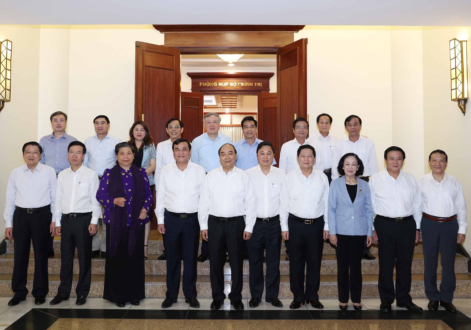 Thủ tướng Chính phủ cùng các đồng chí trong Bộ Chính trị, Ban Bí thư chụp ảnh lưu niệm với Ban Thường vụ Tỉnh ủy. Ảnh: VPTU