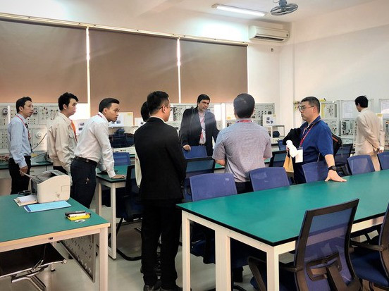 Đoàn Kiểm định ABET kiểm tra các phòng thực hành điện - điện tử của Trường Đại học Duy Tân vào cuối tháng 11.2019. Ảnh: N.T.B