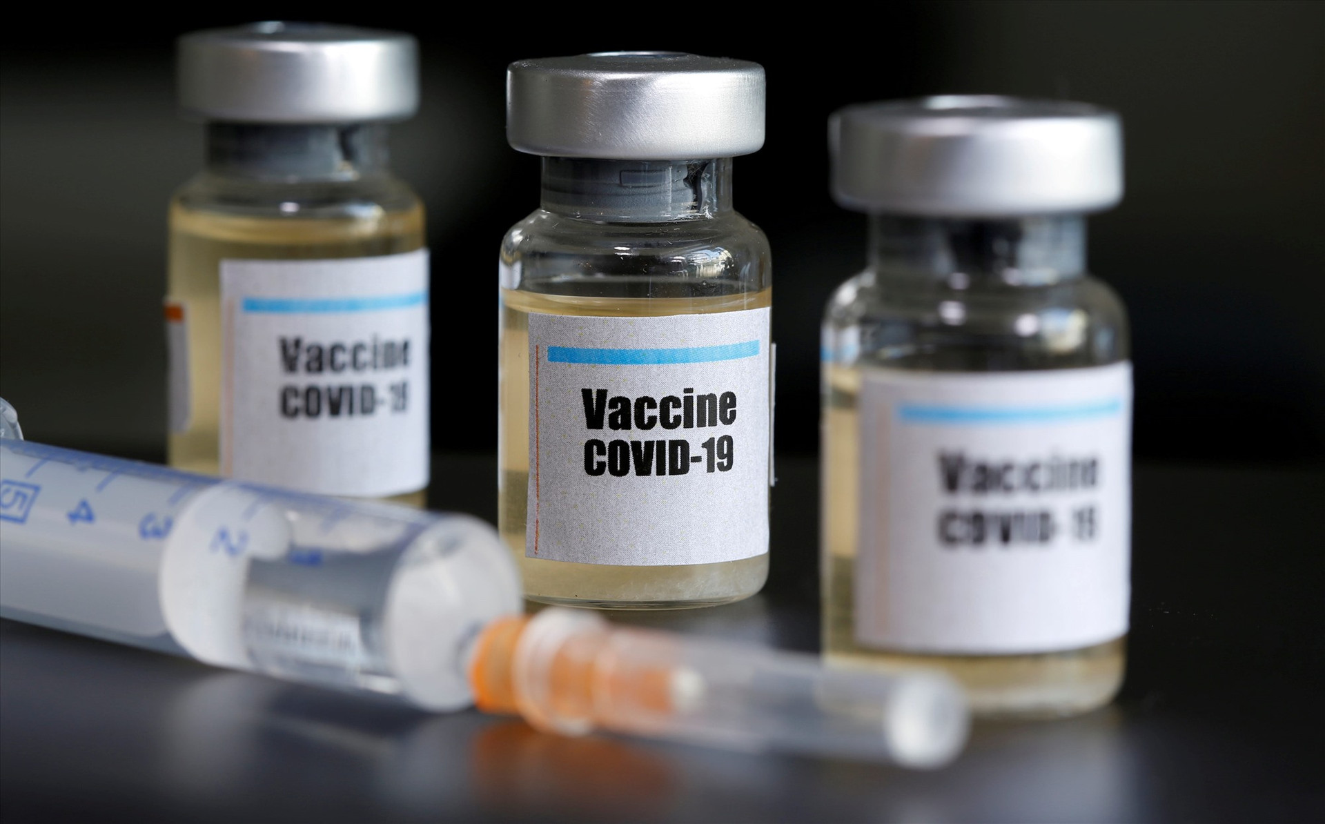 Sanofi và GSK hy vọng phát triển thành công và lưu hành vắc xin Covid-19 vào nửa đầu năm 2021. Ảnh: Reuters