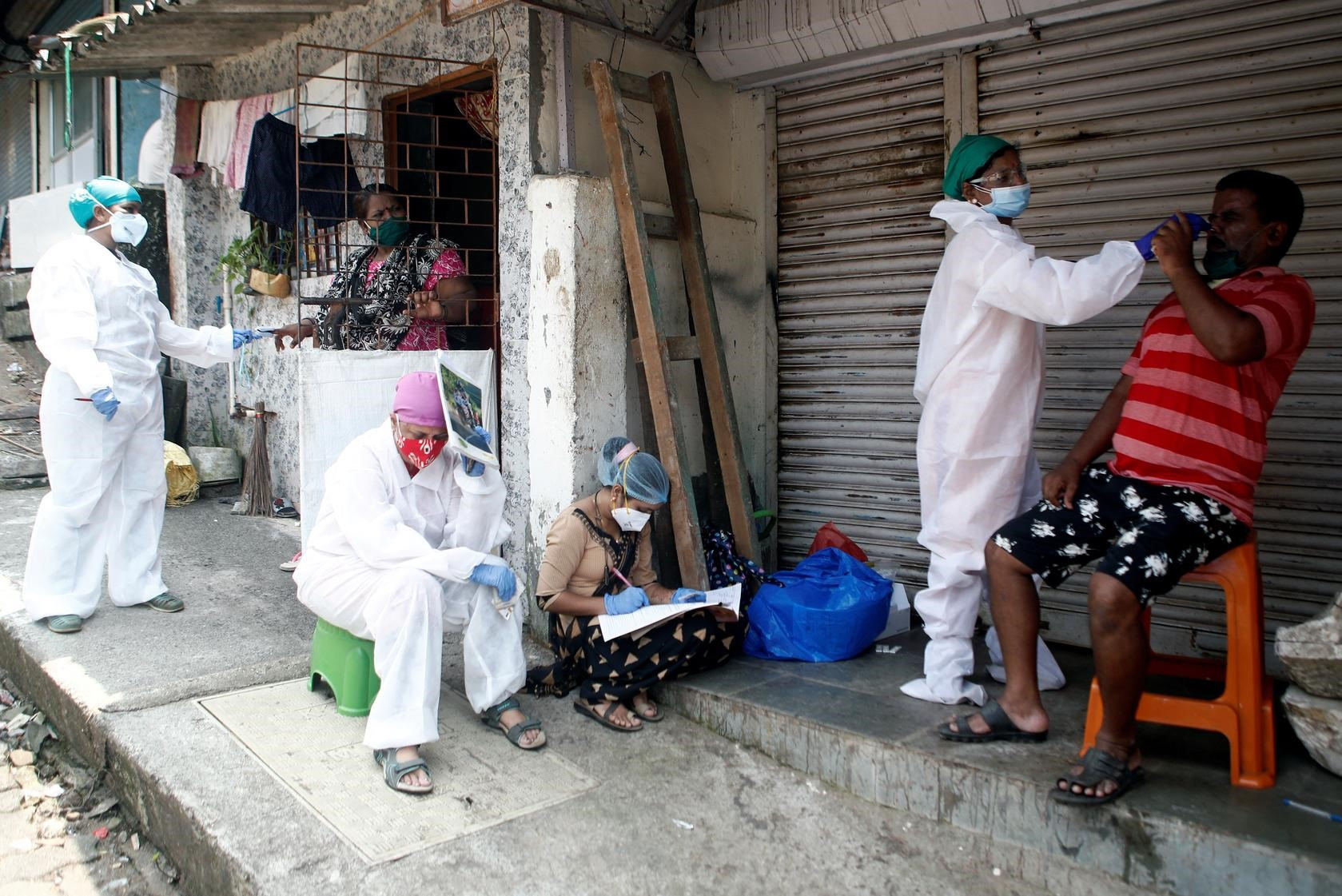 Nhân viên y tế tại Ấn Độ đến tận nhà dân để kiểm soát Covid-19. Ảnh: Reuters