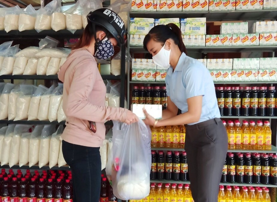 Phụ nữ phường Thanh Hà trao nhu yếu phẩm cho gia đình khó khăn