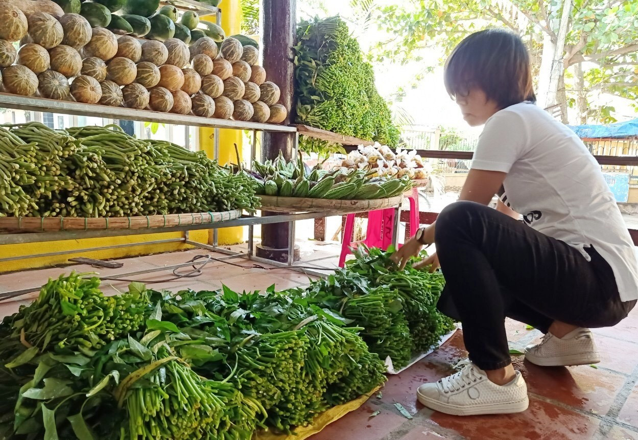 Phụ nữ phường Thanh Hà chuẩn bị gian hàng rau củ