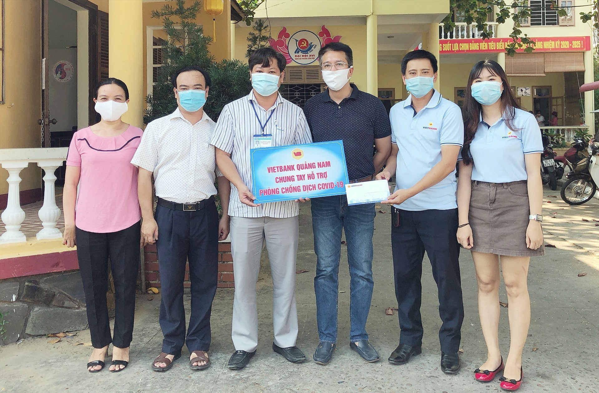 Đại điện lãnh đạo chính quyền phường Cẩm Phô, thành phố Hội An nhận hỗ trợ từ Vietbank. Ảnh: ANH TOÀN