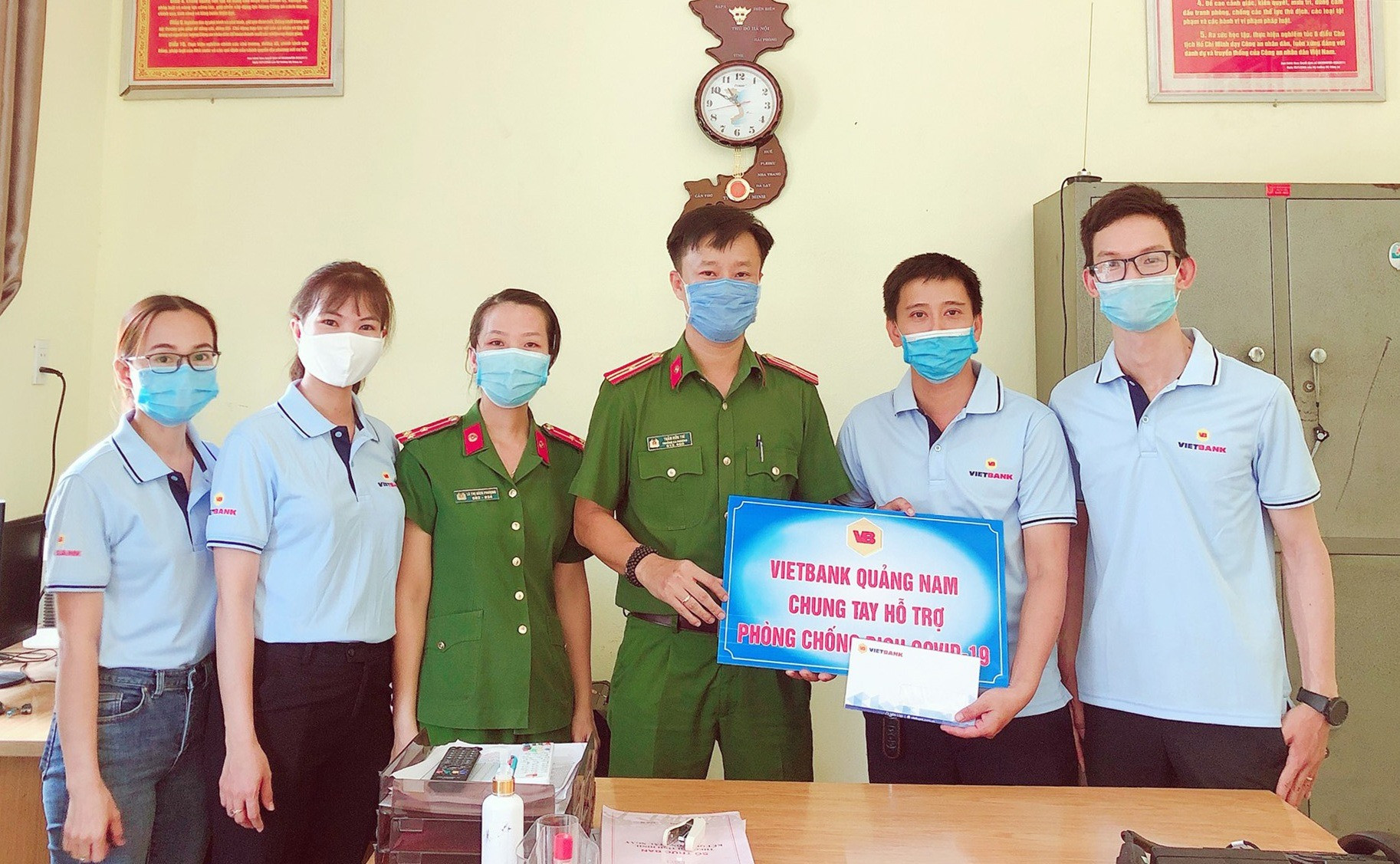 Đại điện Công an phường Cẩm Phô, thành phố Hội An nhận quà hỗ trợ từ Vietbank. Ảnh: ANH TOÀN