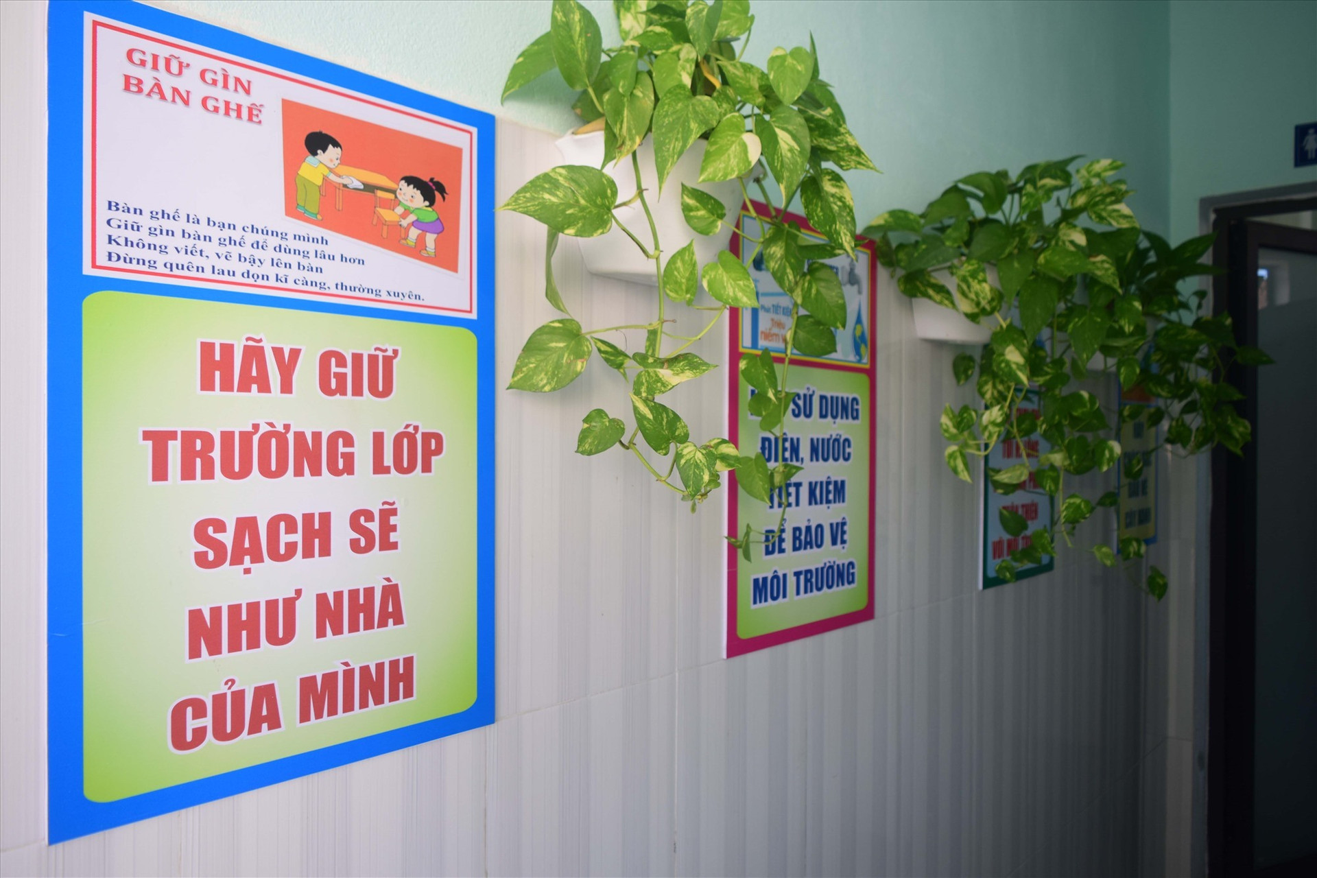 Một góc trang trí tại lối vào nhà vệ sinh trường Tiểu học Lê Thị Hồng Gấm. Ảnh: THÁI CƯỜNG