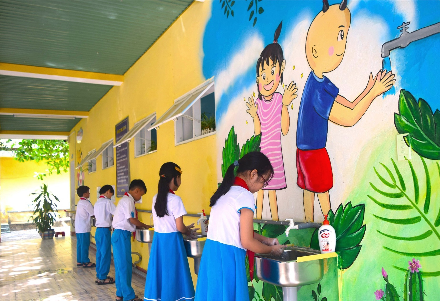 Tranh bích họa được vẽ nên mảng tường nhà vệ sinh trường Tiểu học Trần Quốc Toản. Ảnh: THÁI CƯỜNG
