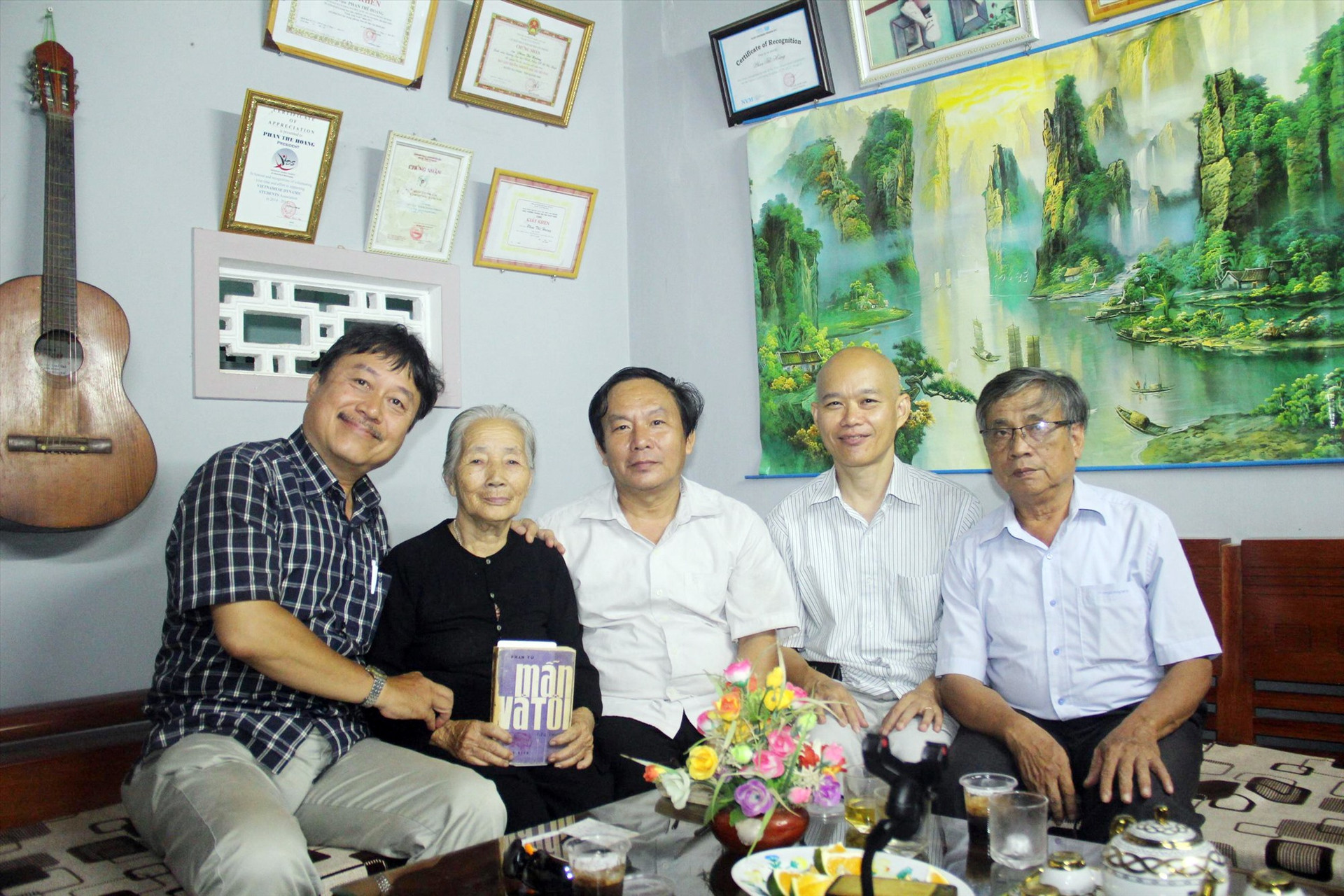 Tác giả Phạm Thông và ông Vũ Hồng Sơn (từ bên phải) cùng bà Võ Thị Phận trong ngày gặp lại sau khi được “minh oan”.Ảnh: V.H.S