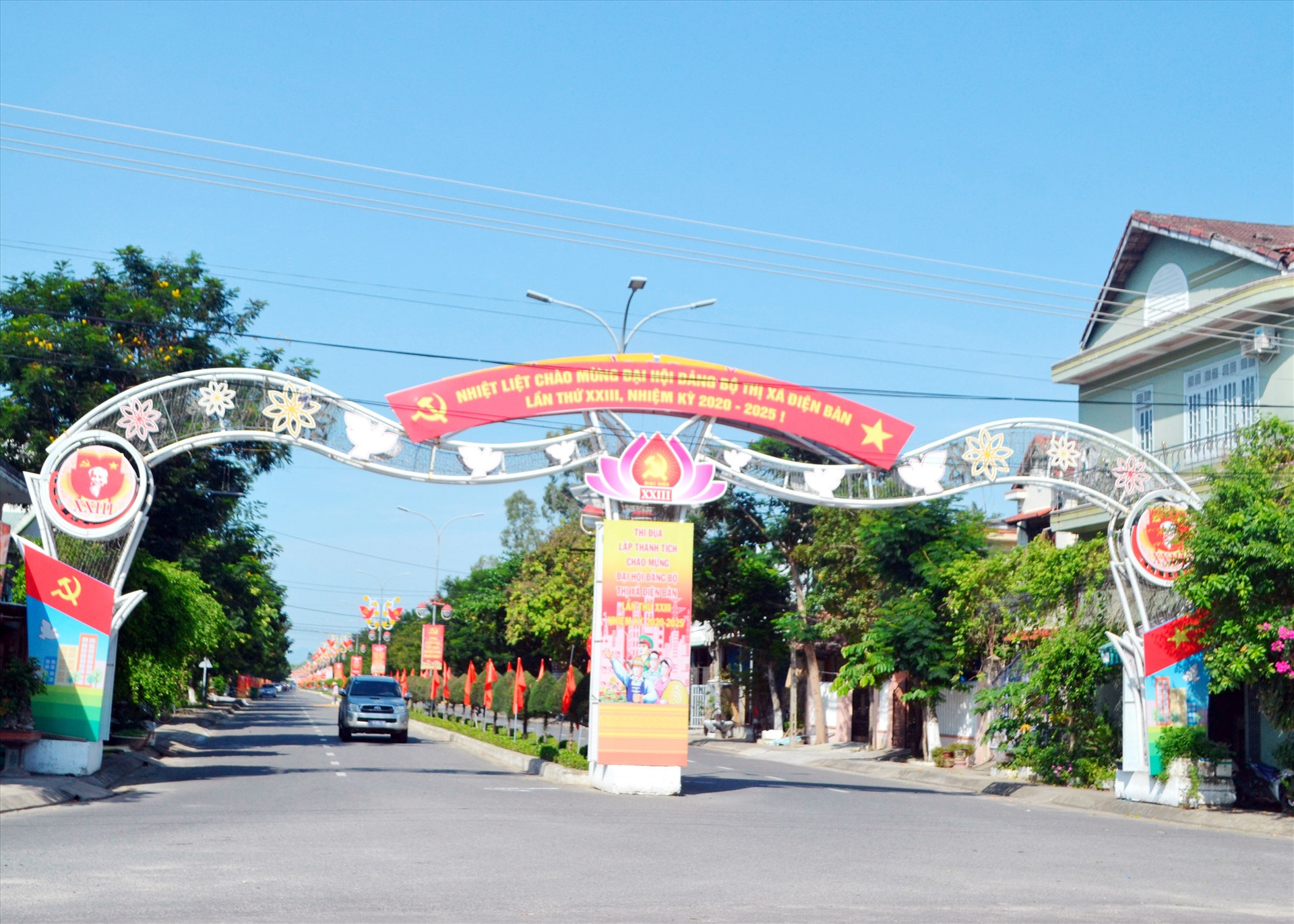 Tuyên truyền trực quan trên tuyến đường qua trung tâm hành chính Điện Bàn. Ảnh: CÔNG TÚ