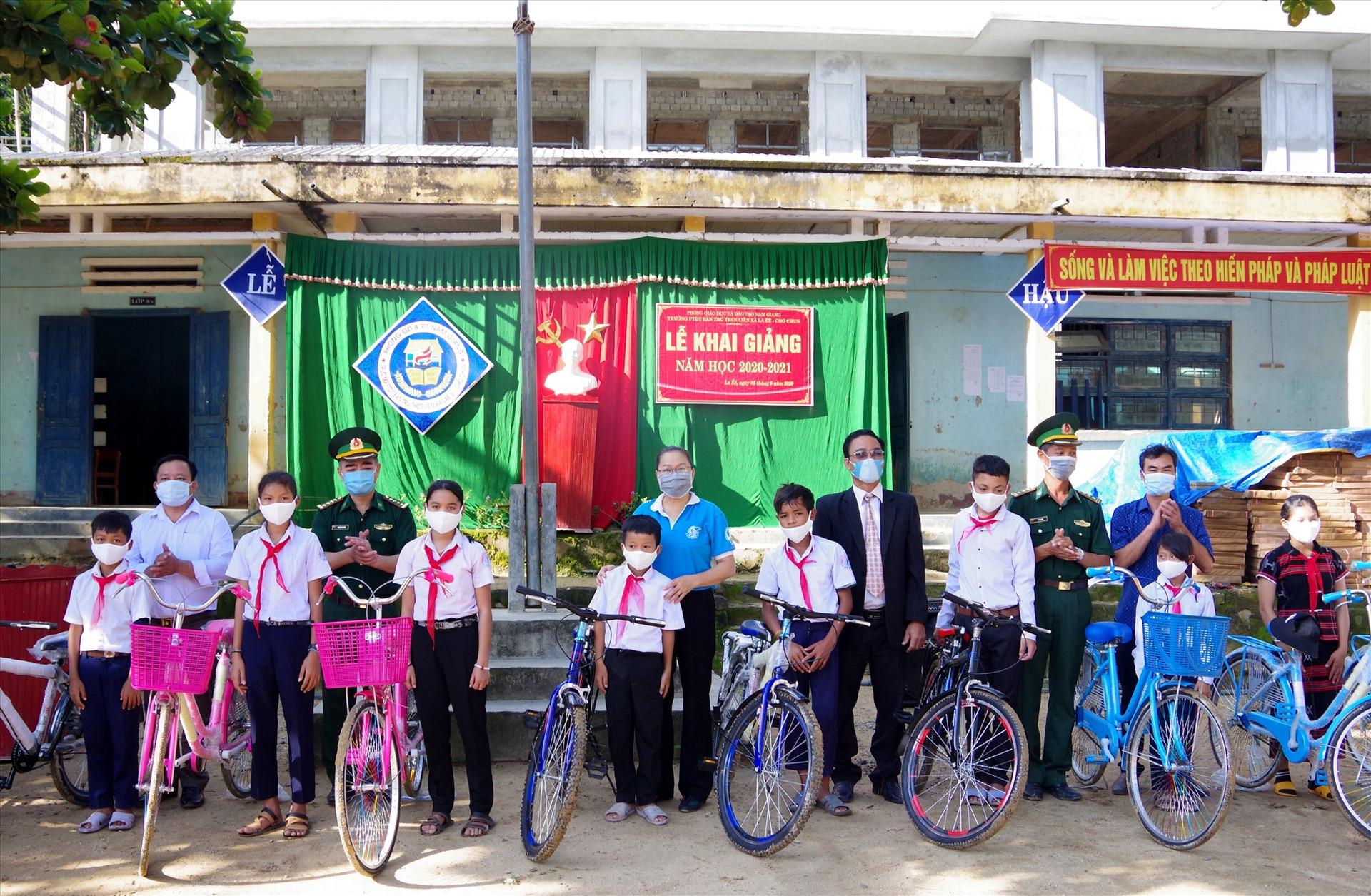Dự khai giảng và tặng xe đạp cho học sinh có hoàn cảnh khó khăn.