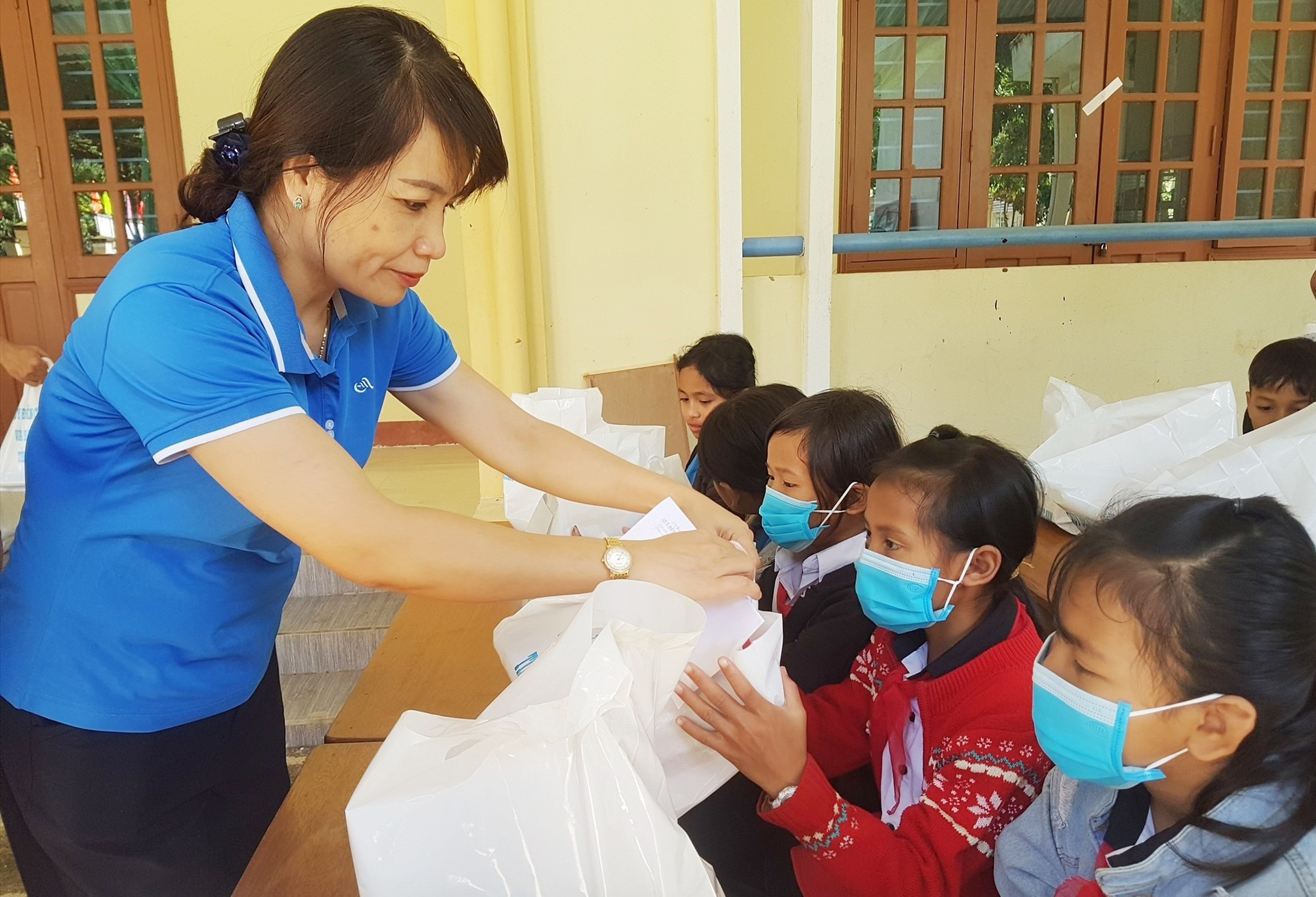 Phó Giám đốc Sở LĐ-TB&XH tỉnh Lưu Thị Bích Ngọc trao học bổng cho học sinh. Ảnh: D.L