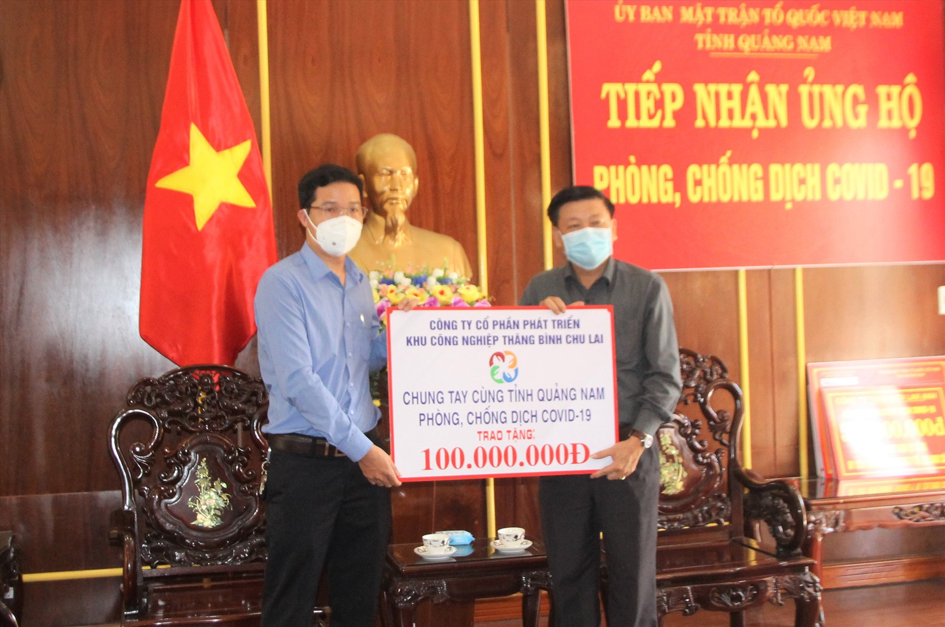 Công ty CP Phát triển KCN Thăng Bình Chu Lai ủng hộ 100 triệu đồng chống dịch Covid-19. Ảnh: V.A