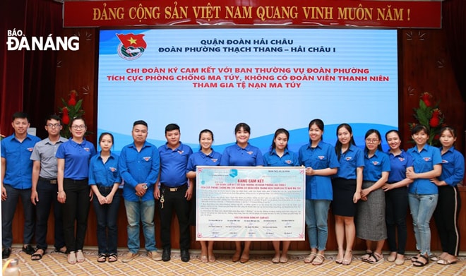 Đoàn phường Hải Châu 1 và Thạch Thang (quận Hải Châu) tổ chức cho các chi đoàn ký cam kết tích cực tham gia phòng, chống ma túy, không có đoàn viên, thanh niên dính vào tệ nạn ma túy. (Ảnh chụp ngày 29-6-2020). Ảnh: T.V