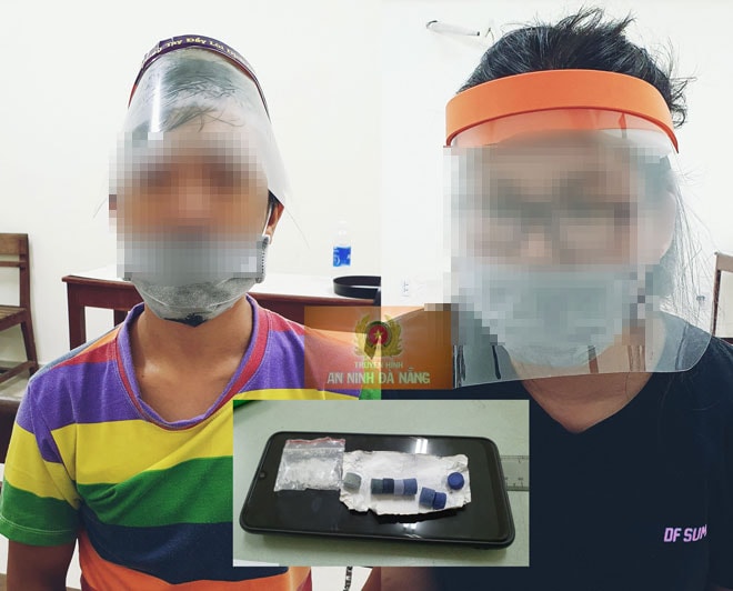 Hai đối tượng (đều trú phường Chính Gián, quận Thanh Khê) bị Cảnh sát điều tra tội phạm về ma túy, Công an thành phố bắt giữ về tội “Mua bán trái phép chất ma túy”. (Ảnh do Công an thành phố chụp ngày 1-9)