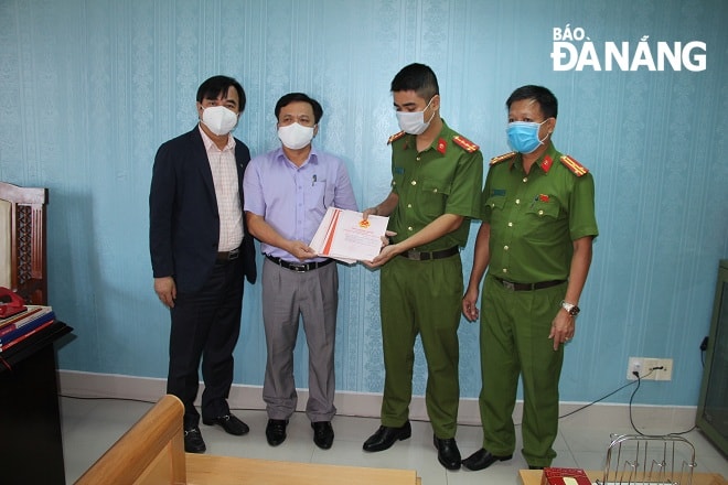 Lực lượng công an bàn giao 19 sổ đỏ cho đại diện Sở Tài nguyên-Môi trường, Văn phòng đăng ký đất đai quận Sơn Trà. Ảnh: NGỌC ĐOAN