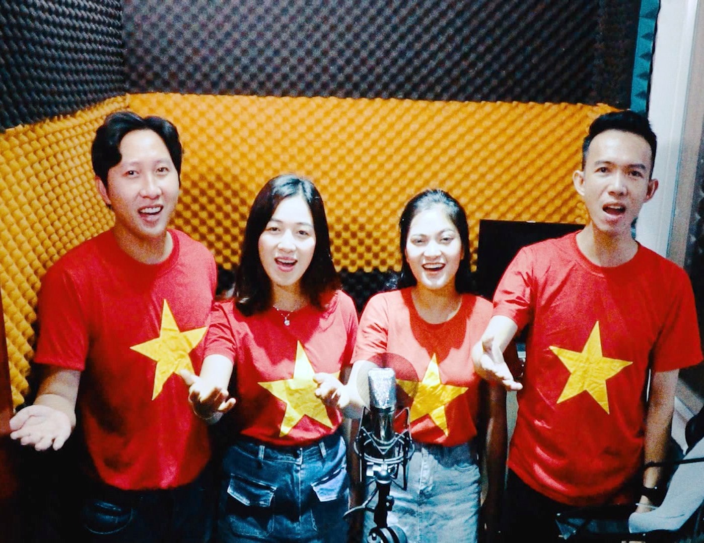 Các ca sĩ trong MV ca nhạc “Trái tim nhân ái” do Đài Phát thanh - truyền hình Quảng Nam sản xuất. Ảnh: N.K