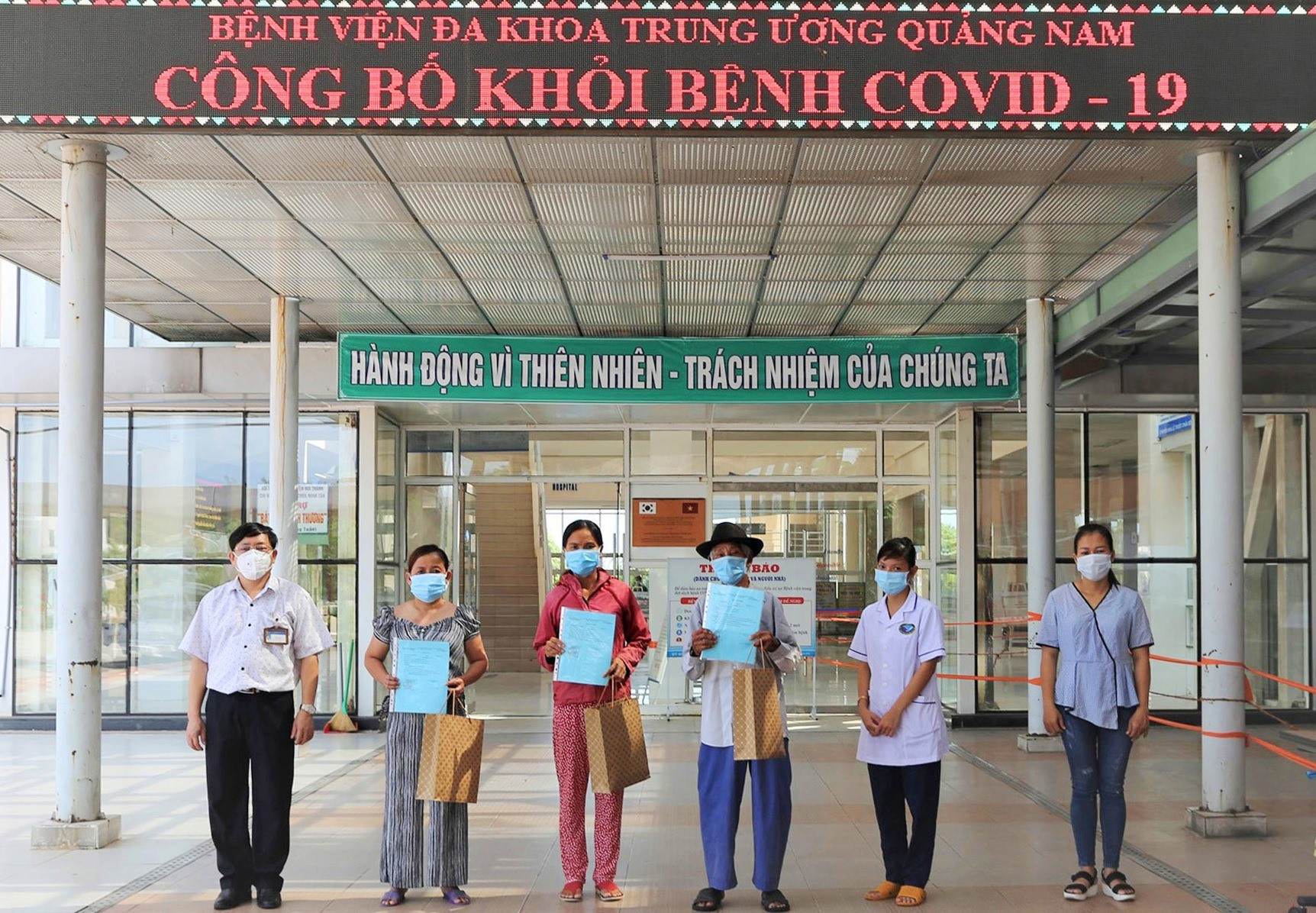 Bác sĩ Đinh Đạo - Giám đốc Bệnh viện Đa khoa Trung ương Quảng Nam trao giấy xuất viện cho 4 bệnh nhân. Ảnh: Đ. T