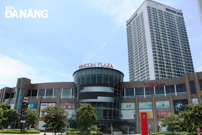 Đầu tư hạ tầng thương mại là một trong những giải pháp thúc đẩy phát triển kinh tế du lịch. TRONG ẢNH: Trung tâm thương mại Vincom tại quận Sơn Trà.       Ảnh: VĂN HOÀNG
