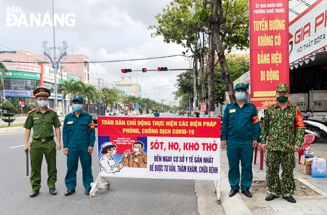 Công an quận Cẩm Lệ phối hợp các lực lượng tham gia chốt kiểm soát phòng, chống Covid-19 trên địa bàn quận. Ảnh: ĐẶNG NỞ