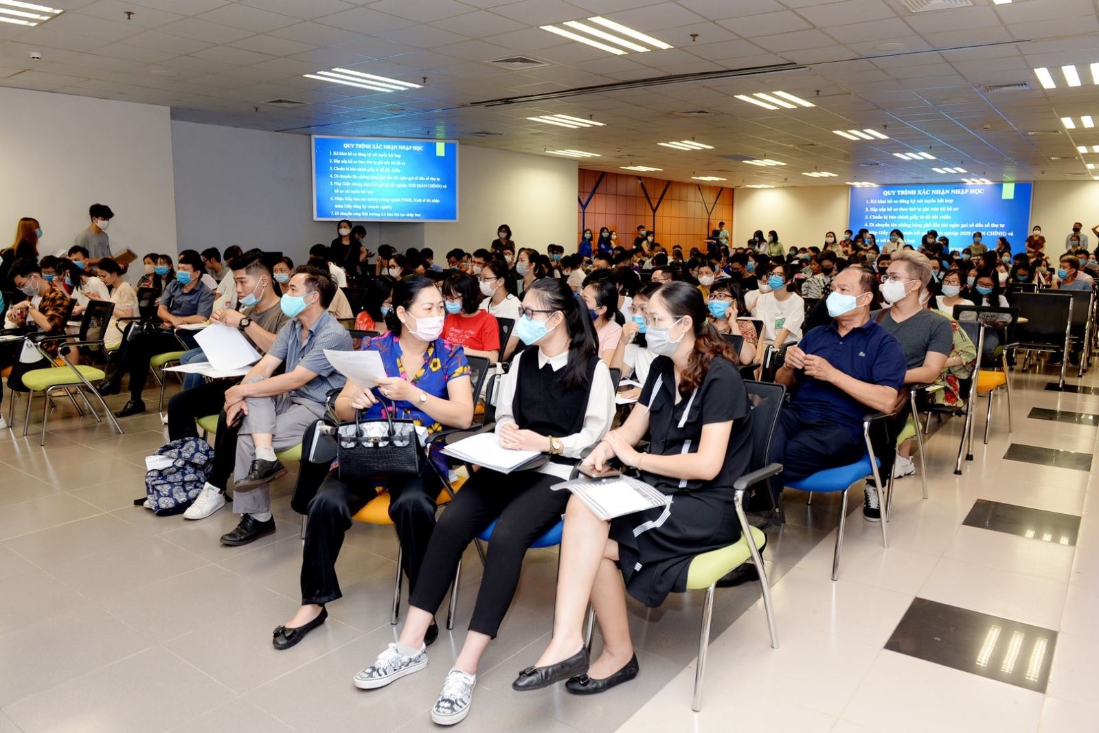 Buổi nhập học đầu tiên của sinh viên K62, Đại học Kinh tế quốc dân. Ảnh: NEU