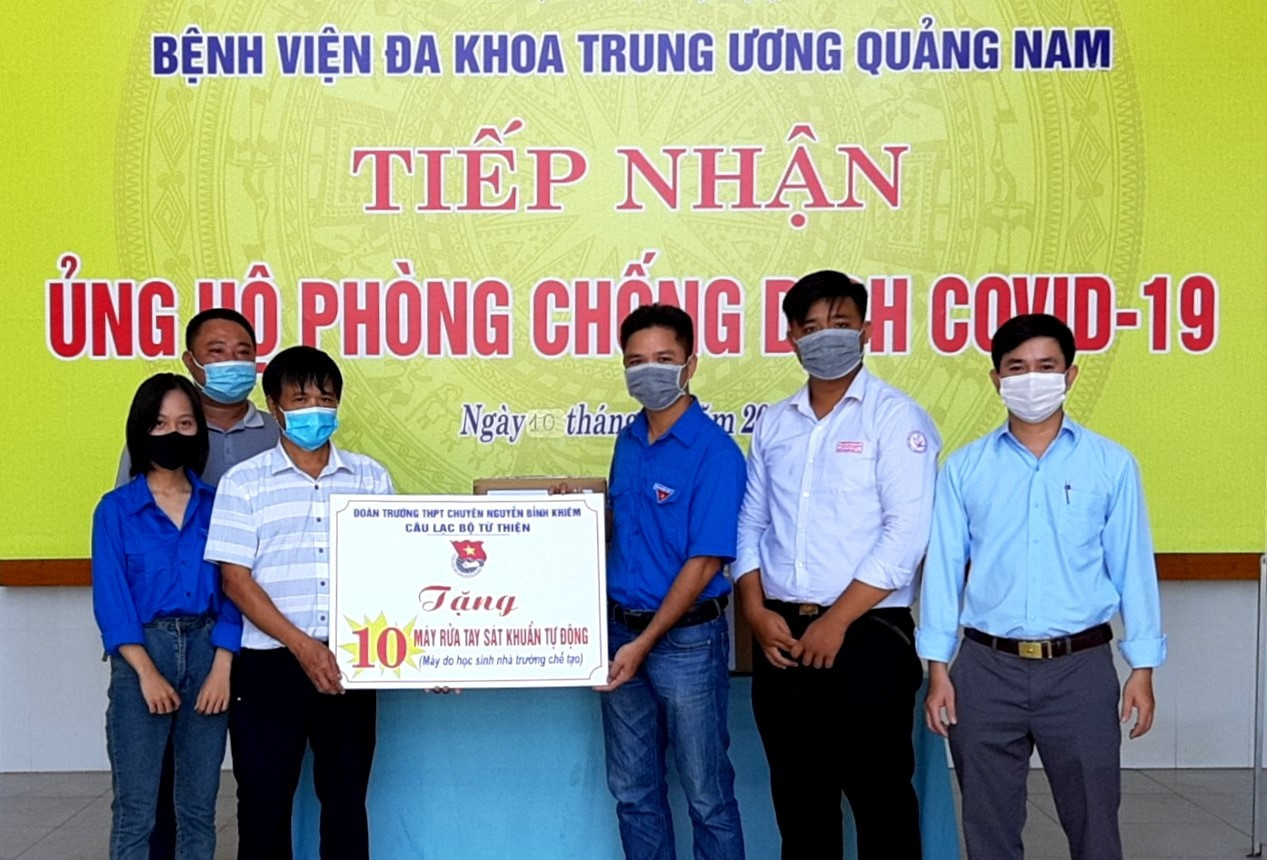 Đại diện Đoàn trường THPT chuyên Nguyễn Bỉnh Khiêm trao tặng 10 máy rửa tay sát khuẩn tự động cho Bệnh viên Đa khoa Trung ương Quảng Nam. Ảnh: Đ.N