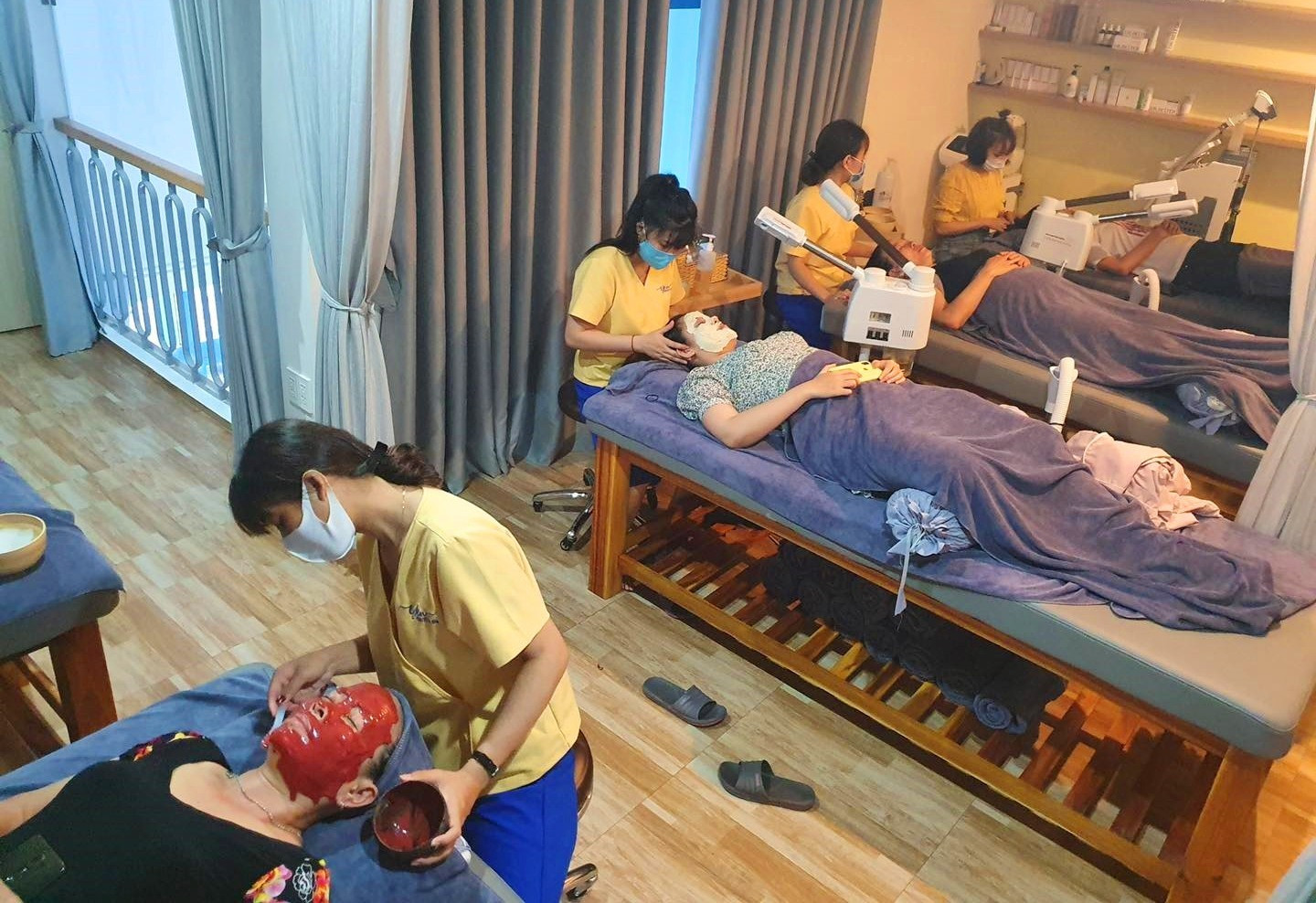 Đội ngũ nhân viên chuyên nghiệp và lành nghề chăm sóc khách hàng tại Yên Beauty & Spa của chị Hồng Trinh. Ảnh: KL