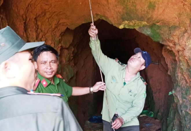 Tình hình khai thác vàng trái phép tại các hầm vàng ở khu vực Khe Đương, xã Hòa Bắc (huyện Hòa Vang) đang diễn biến phức tạp.  Trong ảnh: Một hầm khai thác vàng trái phép do Hạt Kiểm lâm Hòa Vang kiểm tra vào cuối tháng 5-2020. (Ảnh do Hạt Kiểm lâm Hòa Vang cung cấp).