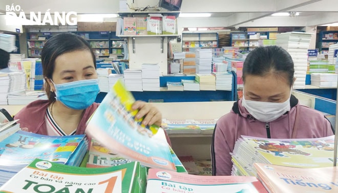 Phụ huynh đến nhà sách trong những ngày qua đa phần mua sách tham khảo và một số sách về kỹ năng sống cho học sinh. Ảnh: NGỌC PHÚ