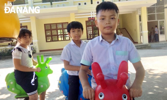 Học sinh thích thú với khu vui chơi vừa được đầu tư tại trường. (Ảnh chụp tháng 6-2020) Ảnh: NGỌC PHÚ