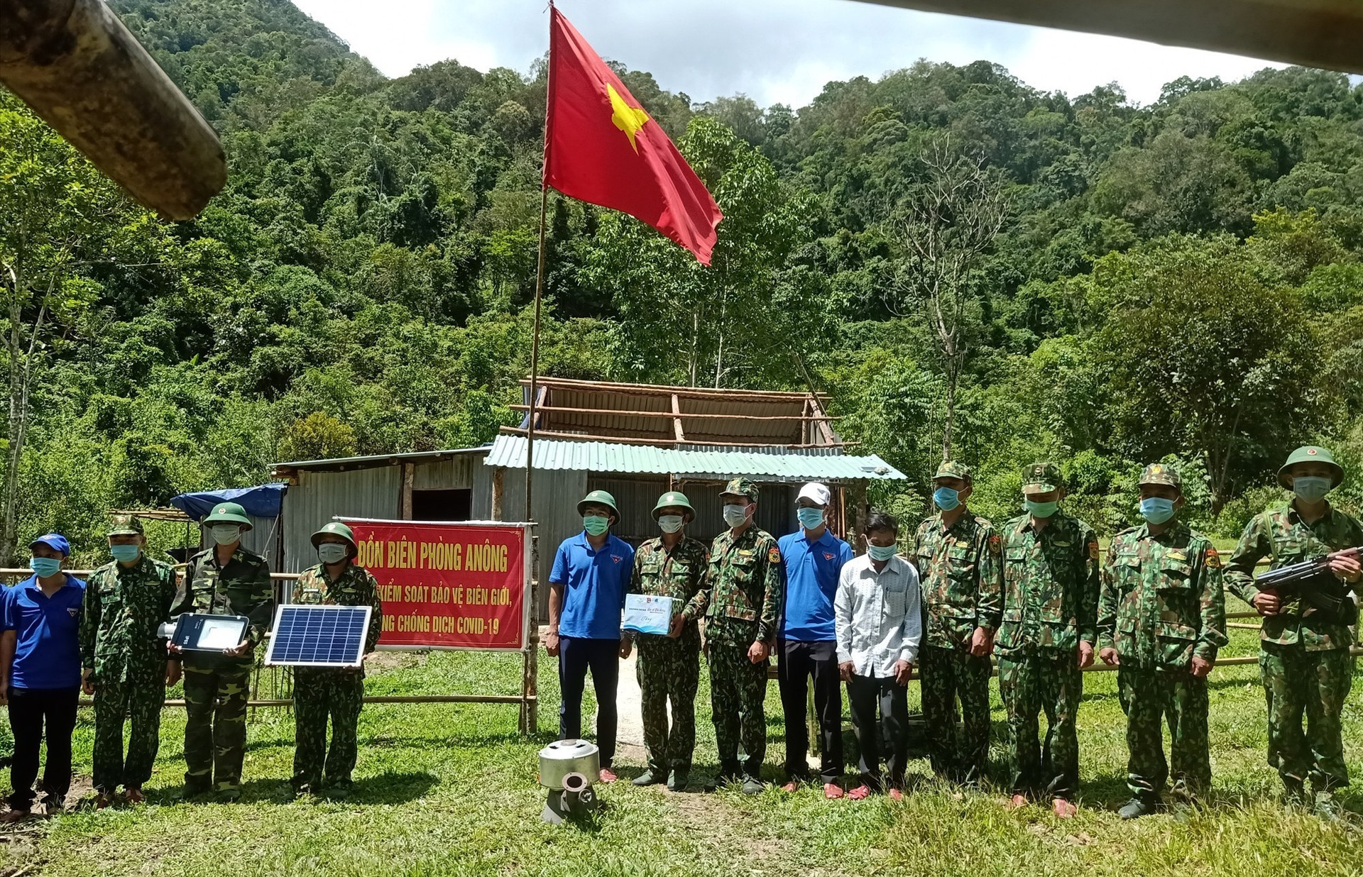 Đoàn đã băng rừng đến thăm, trao tặng quà cho cán bộ, chiến sĩ bám rừng tại điểm chốt 680 tại địa phận xã A Nông. Ảnh: HOÀNG LIÊN
