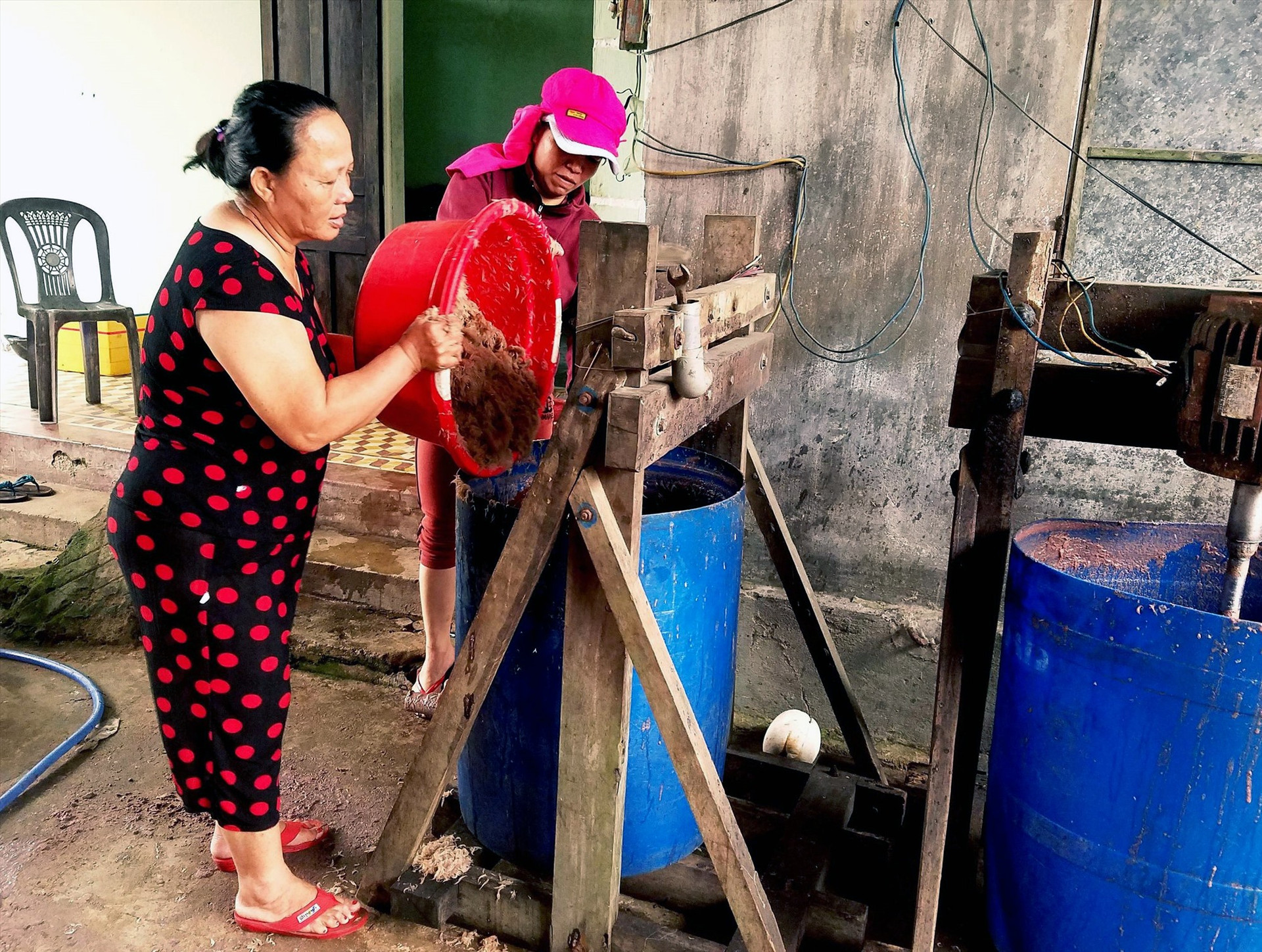Làng nghề nước mắm Hà Quảng (Điện Dương, Điện Bàn) cần được hỗ trợ nhiều khâu để sản phẩm OCOP phát triển bền vững. Ảnh: N.P