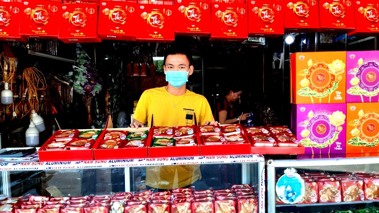 Nhiều loại bánh trung thu đã có mặt trên thị trường Quảng Nam. Ảnh: VIỆT NGUYỄN