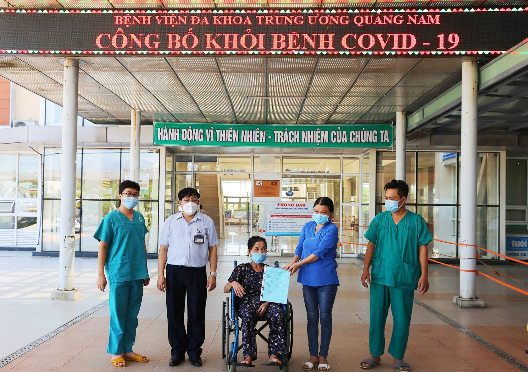 Bệnh viện Đa khoa Trung ương Quảng Nam trao giấy ra viện cho bệnh nhân 624. Ảnh: P.T