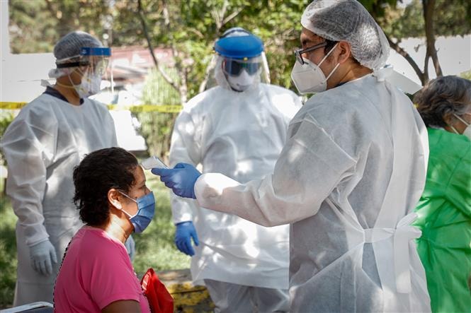  Lực lượng phòng vệ dân sự Venezuela chôn cất thi thể nạn nhân COVID-19 tại nghĩa trang thành phố San Cristobal ngày 1/9/2020. Ảnh: AFP/TTXVN