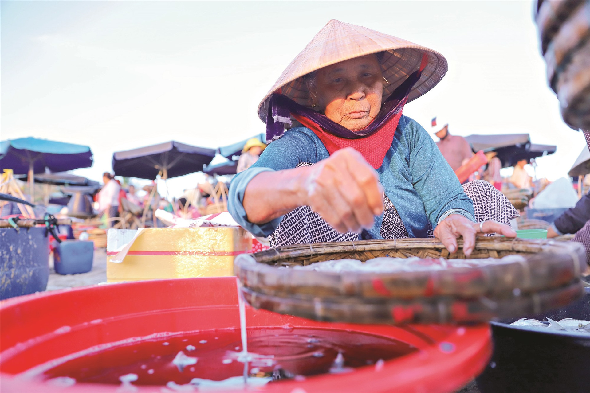 Nhiều cụ bà tuổi đã gần thất thập, vẫn gắn cuộc đời mình với chợ cá mỗi ngày.