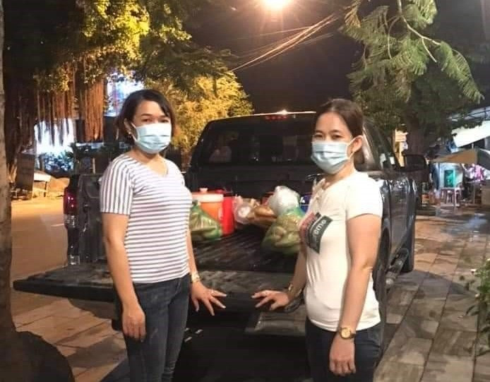 Chị Thanh (bên trái) cùng HVPN đã chuẩn bị xong bữa ăn khuya cho lực lượng phòng chống dịch. Ảnh: CTV