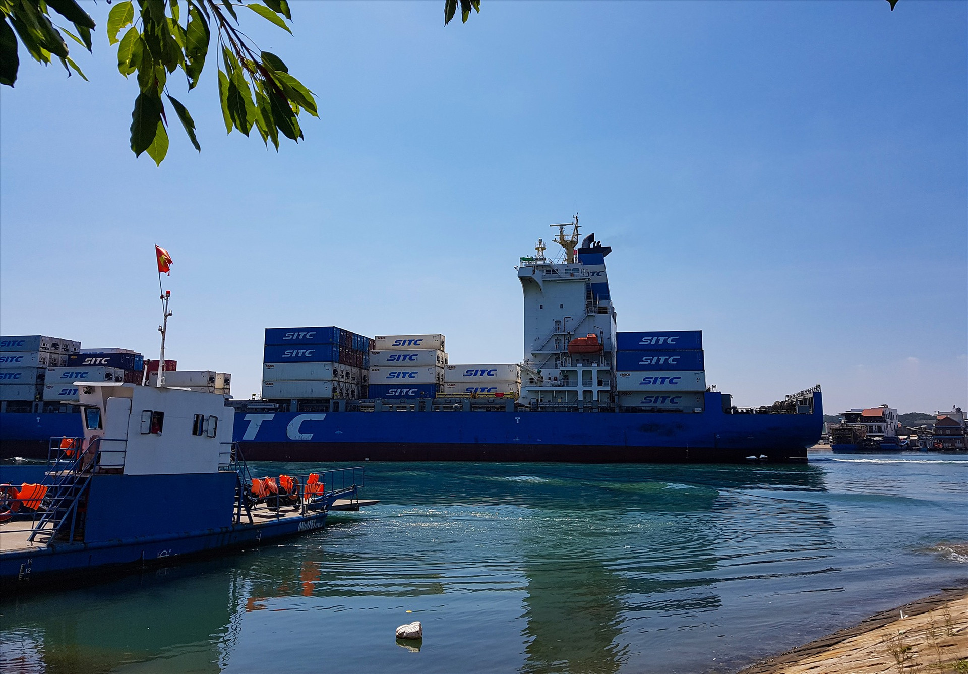 Mỗi ngày, có hàng chục chuyến tàu tải trọng lớn đi qua khu vực phà Tam Hải, theo chính quyền địa phương, phương án xây cầu là bất khả thi. Ảnh: T.C