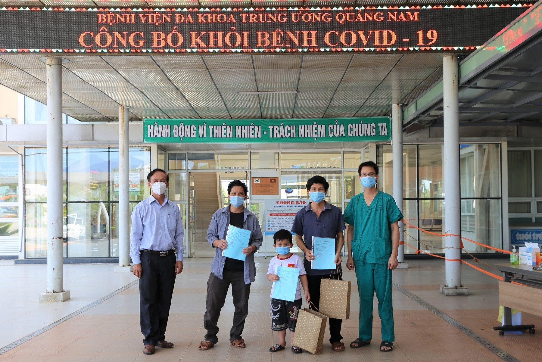 Bệnh viện Đa khoa Trung ương Quảng Nam cho xuất viện 3 bệnh nhân mắc Covid-19 đã chữa khỏi bệnh. Ảnh: H.A