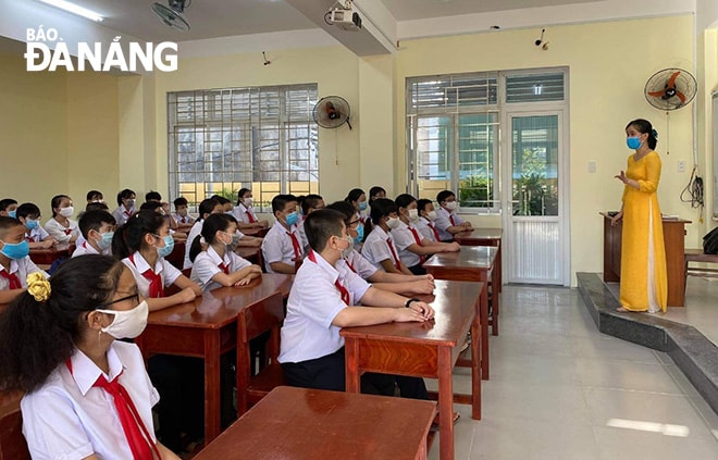 Tiết sinh hoạt đầu tiên của ngày đầu năm học mới, các giáo viên chủ nhiệm sẽ cho học sinh làm quen, tiến hành bầu ban cán sự lớp; giáo viên hướng dẫn nội quy nhà trường, nội quy lớp học... (Trong ảnh: Tiết sinh hoạt tại lớp 6/4 Trường THCS Nguyễn Huệ, quận Hải Châu).