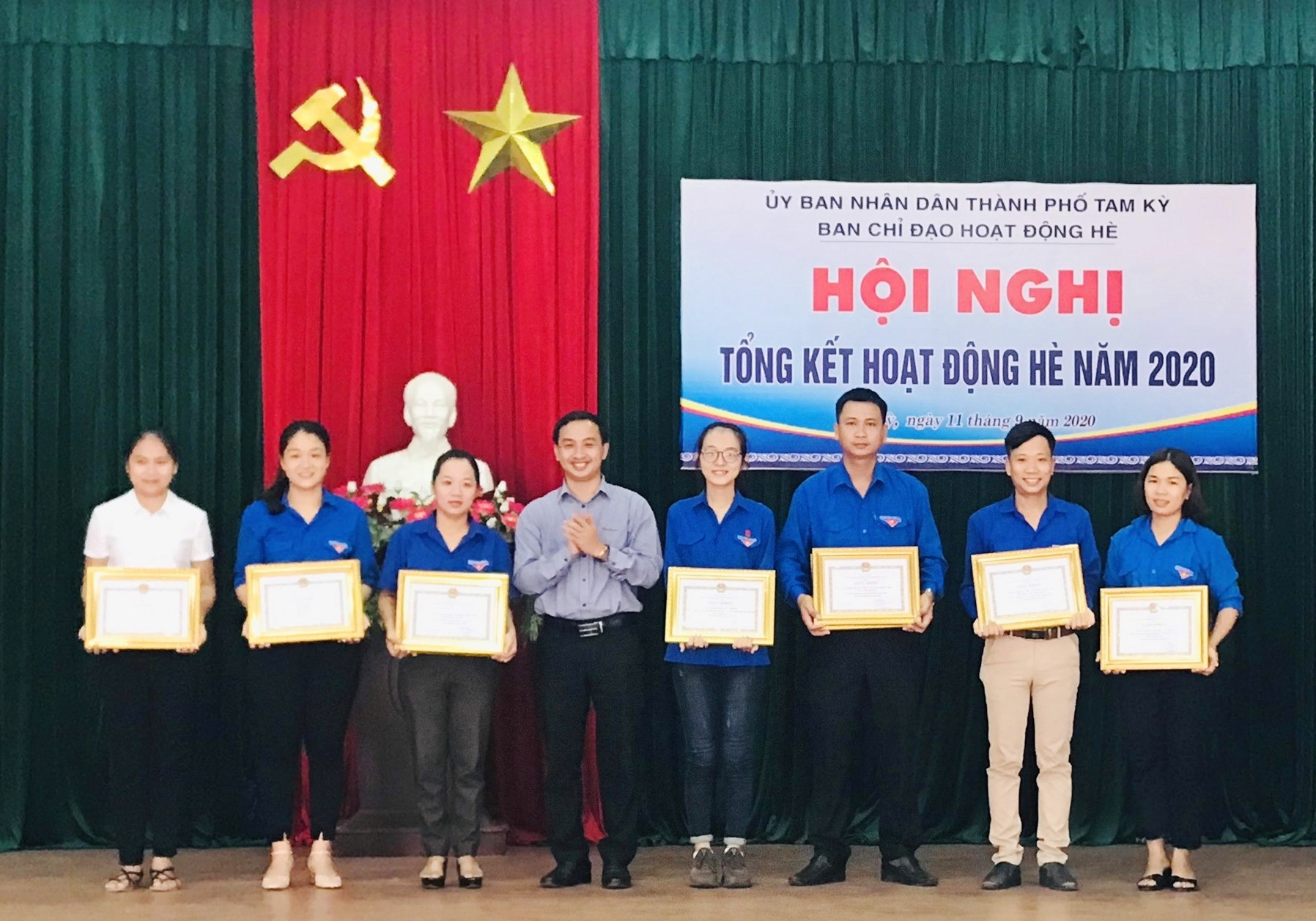 Ông Nguyễn Hồng Lai - Phó Chủ tịch UBND TP.Tam Kỳ tặng giấy khen cho các tập thể, cá nhân có thành tích xuất sắc trong hoạt động hè năm 2020. Ảnh: MINH HIẾU