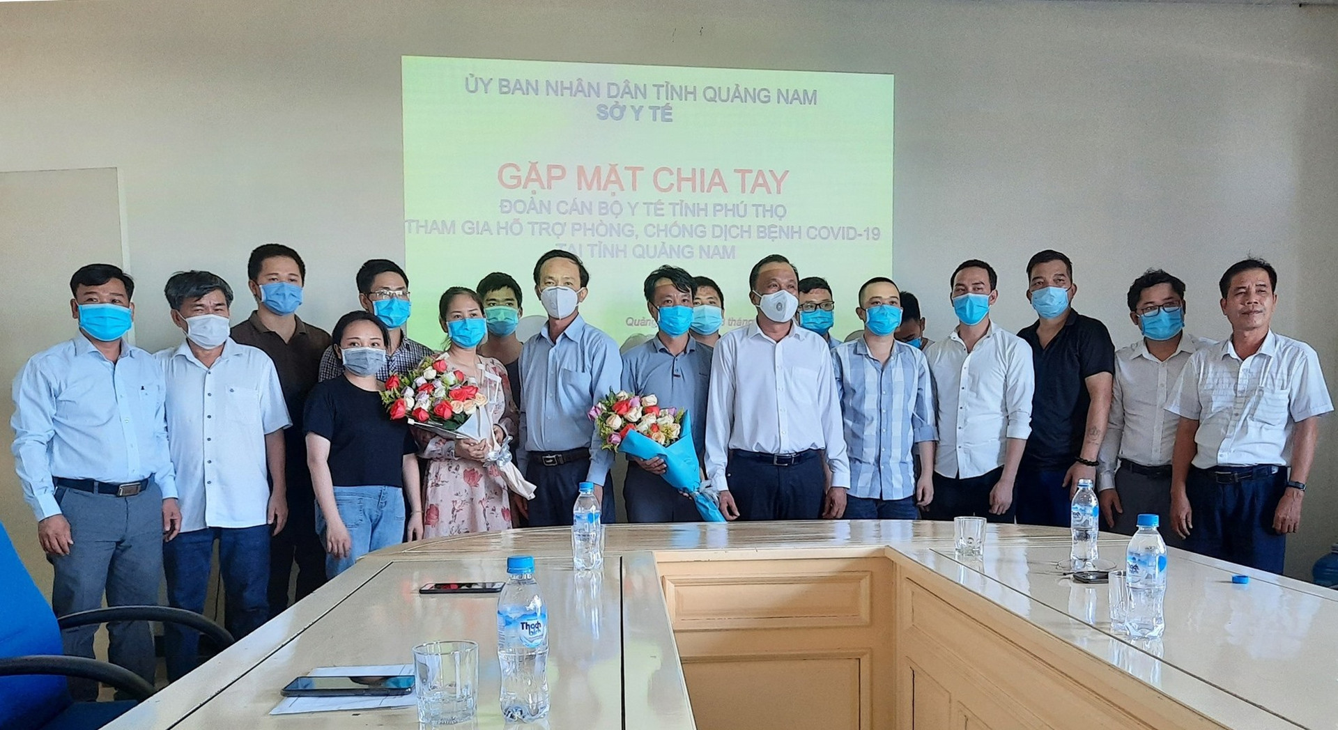Các y bác sĩ tỉnh Phú Thọ chụp ảnh lưu niệm trước khi chia tay Quảng Nam trở về quê hương sau khi hoàn thành công tác tình nguyện. Ảnh: Đ. ĐẠO