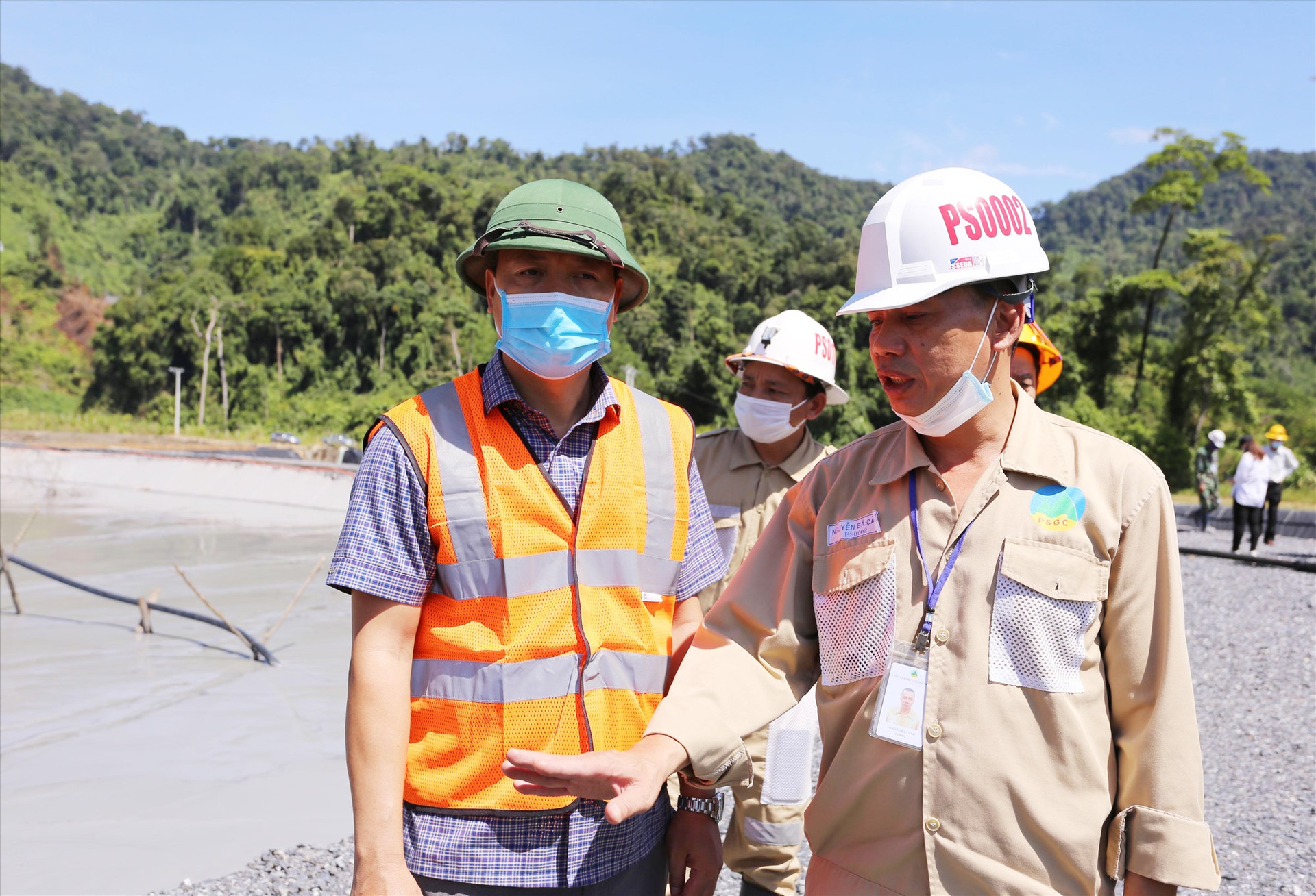 Đoàn công tác của UBND tỉnh kiểm tra thực tế tại hồ chứa quặng thải khu vực nhà máy vàng Phước Sơn.
