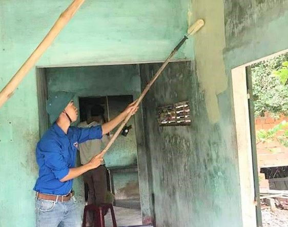 Đoàn viên thanh niên xã Tam Giang sơn nhà miễn phí cho hộ nghèo. Ảnh: G.Đ