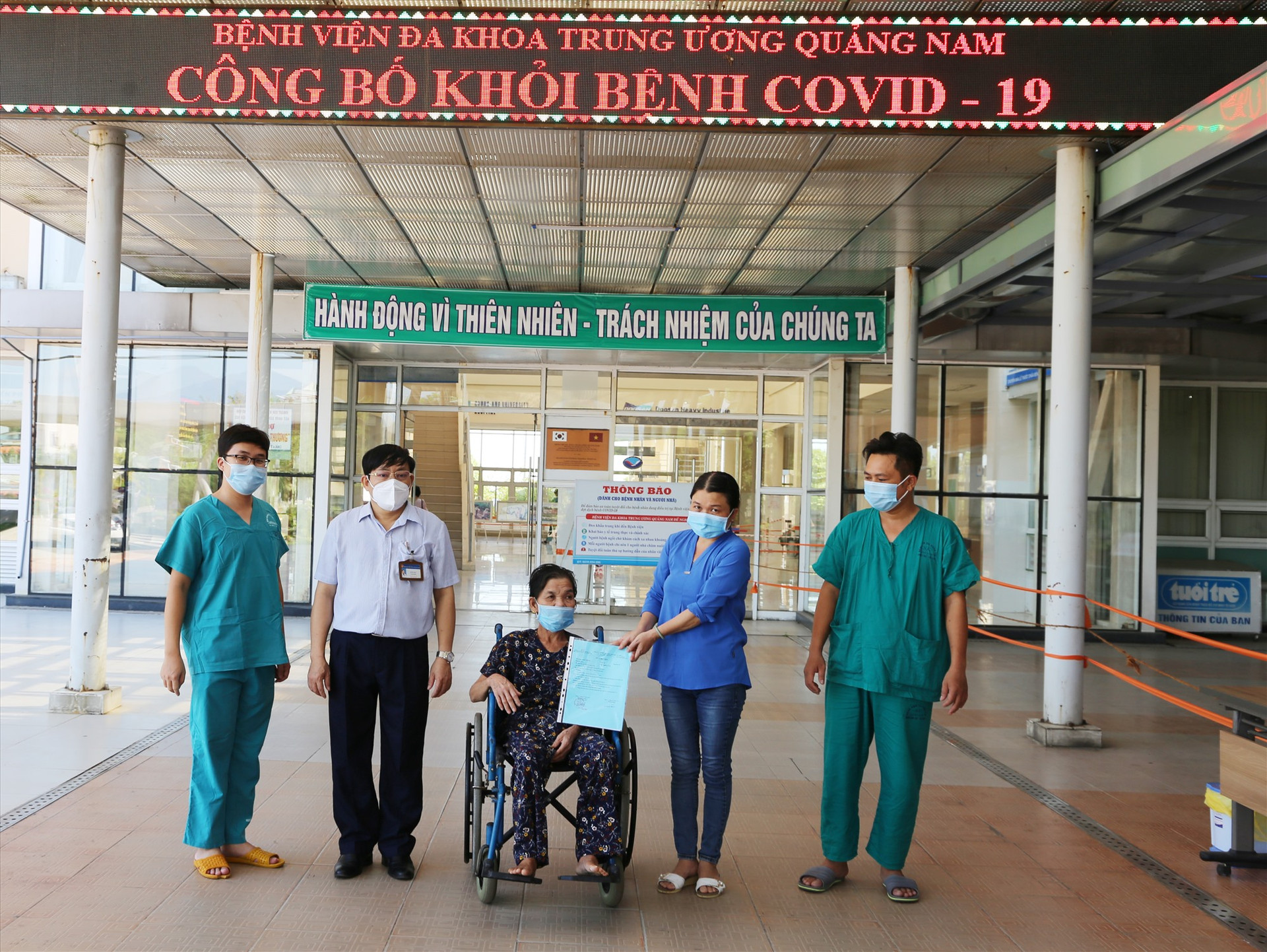 Công bố ca khỏi bệnh Covid-19 tại Bệnh viện Đa khoa Trung ương Quảng Nam. Ảnh P.T