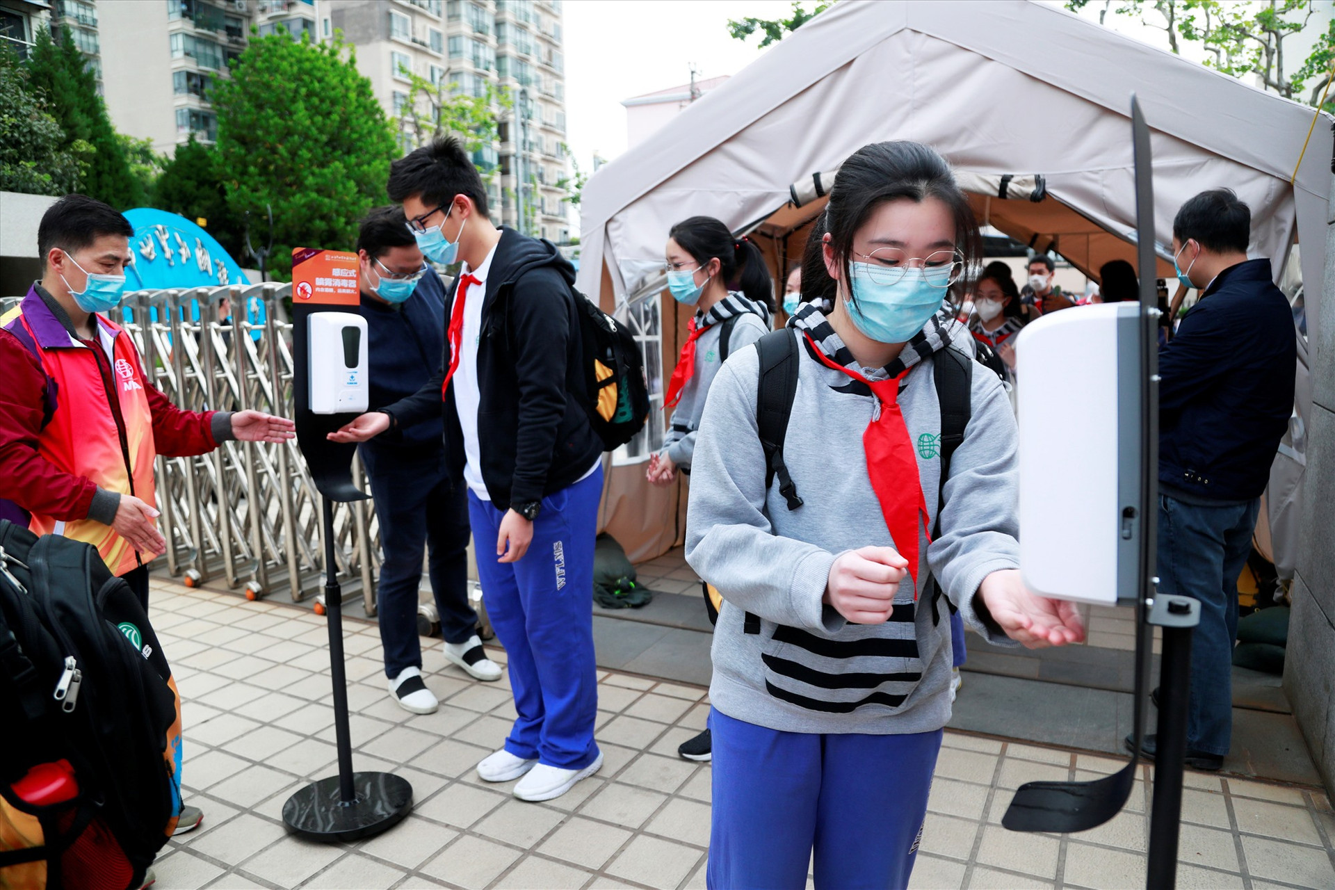 Học sinh khắp nơi trên thế giới quay lại trường học với các biện pháp phòng ngừa lây nhiễm Covid-19. Ảnh: Reuters