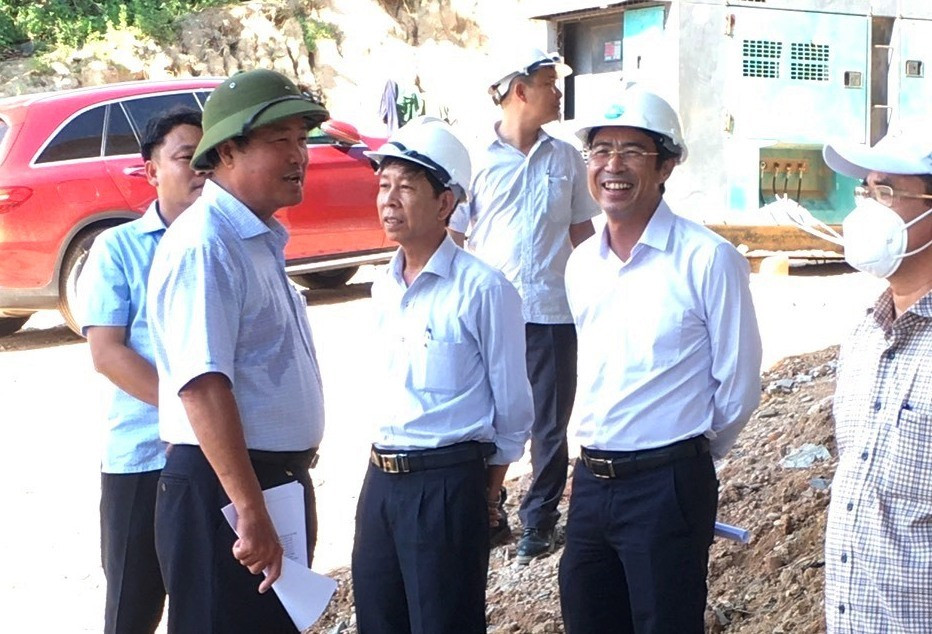 Phó Chủ tịch Thường trực UBND tỉnh Huỳnh Khánh Toàn (bên trái) nghe chủ đầu tư báo cáo về tiến độ thi công trên công trường cầu Nông Sơn. Ảnh: CTV