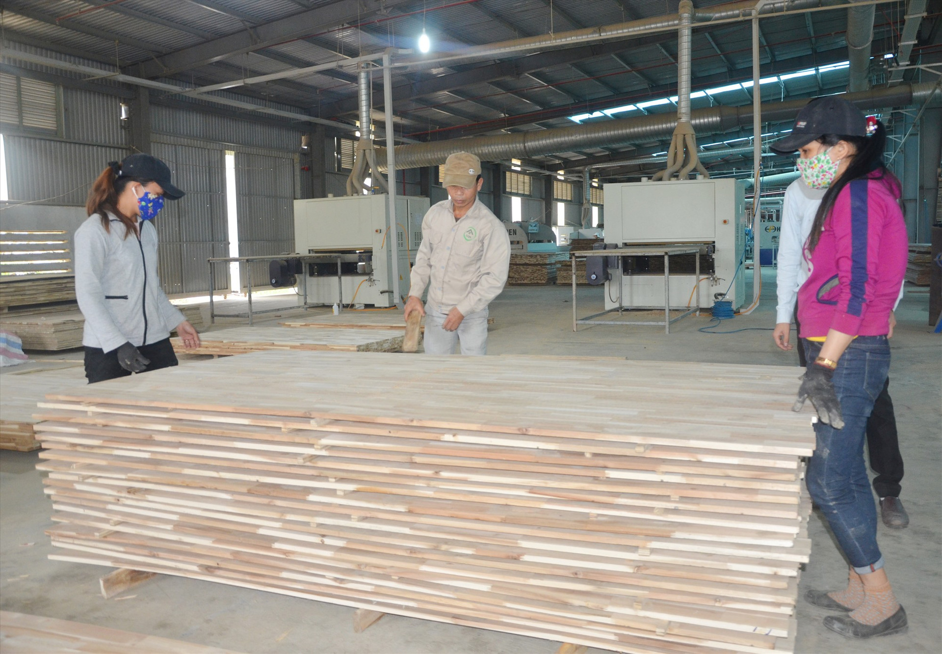 Bị ảnh hưởng của dịch Covid-19, nhưng ngành gỗ và chế biến các sản phẩm đồ gỗ dự kiến năm nay xuất khẩu đạt 12 tỷ USD. TRONG ẢNH: Nhà máy chế gỗ MDF của Công ty CP Gỗ công nghiệp Quảng Nam tại huyện Hiệp Đức. Ảnh: H.P