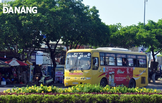 Theo kế hoạch, thời gian tới tuyến xe buýt liền kề Đà Nẵng - Quảng Nam sẽ không còn đi vào nội thành. Trong ảnh: Xe buýt liền kề Đà Nẵng - Hội An. Ảnh: THÀNH LÂN