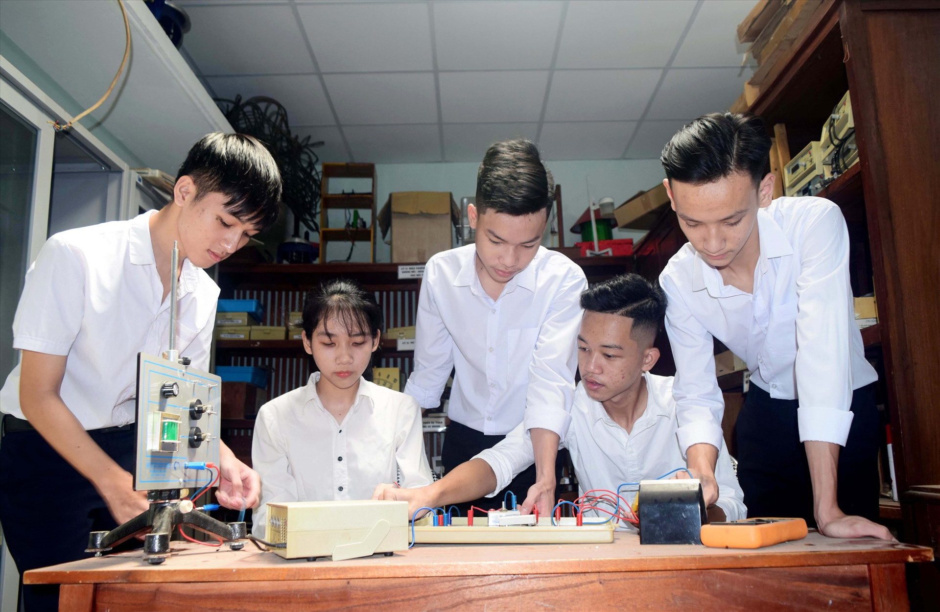 Nhóm học sinh Trường THPT Cao Bá Quát (Núi Thành) nghiên cứu, sáng tạo “Hệ thống chuồng gà thông minh ứng dụng Internet of Thing“. Ảnh: THÁI CƯỜNG